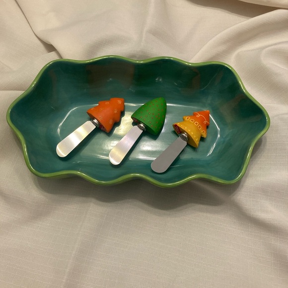 Gail Pittman Ruffle Oval Bowl and Cheese Spreaders - Picture 7 of 8